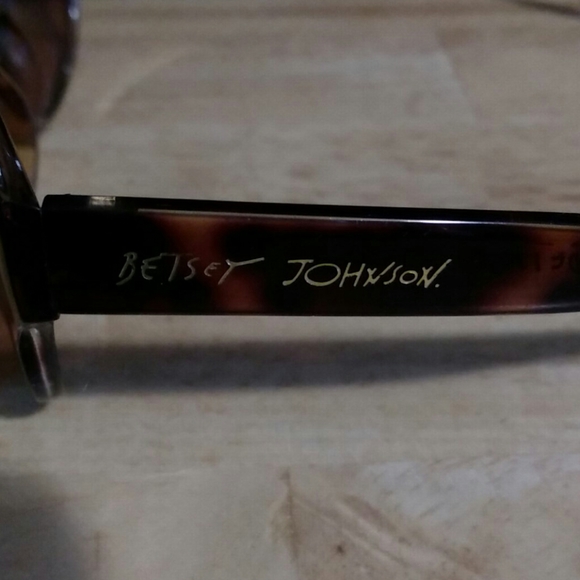 NWOT Betsey Johnson Sunglasses - Picture 3 of 3